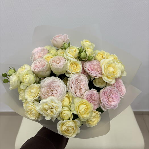 Букет из кустовых роз