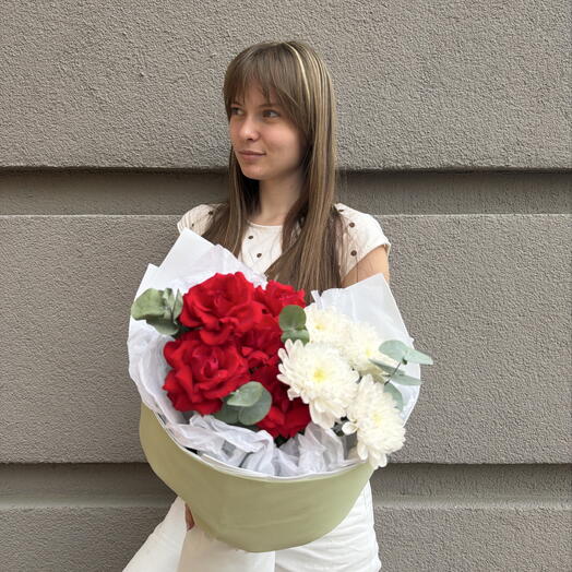 🌿️ Букет «Стильная классика» с алыми французскими розами 🌹