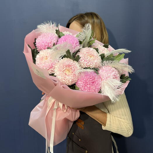 Букет розовых хризантем с перьями🌸