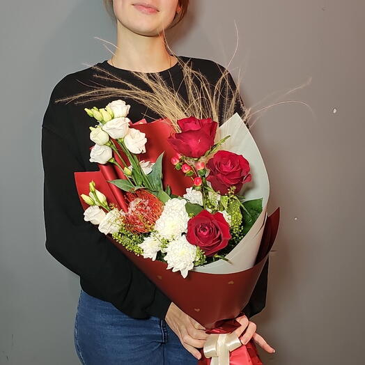 Авторский букет с лейко, эустомой и красными розами
