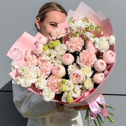 Букет из пионовидных кустовых роз. Авторский букет 699. Leoraflowers
