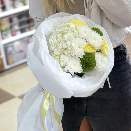 Букет из гортензии, хризантемы и диантусов