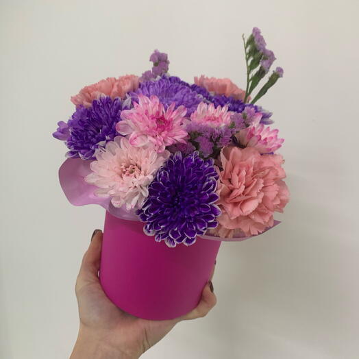 Коробка из кустовых хризантем, статицы и диантусов