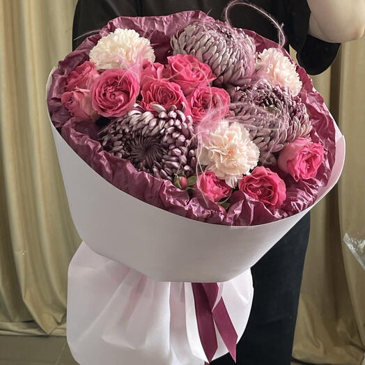 Букет с хризантемой бигуди, кустовой розой и диантусами💕