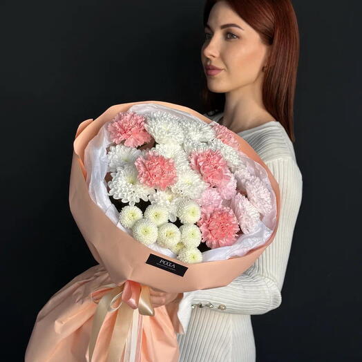 Букет из нежных кустовых хризантем, хризантем Сантини и гвоздик