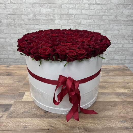 Красные розы в белой коробке🌹🌹🌹
