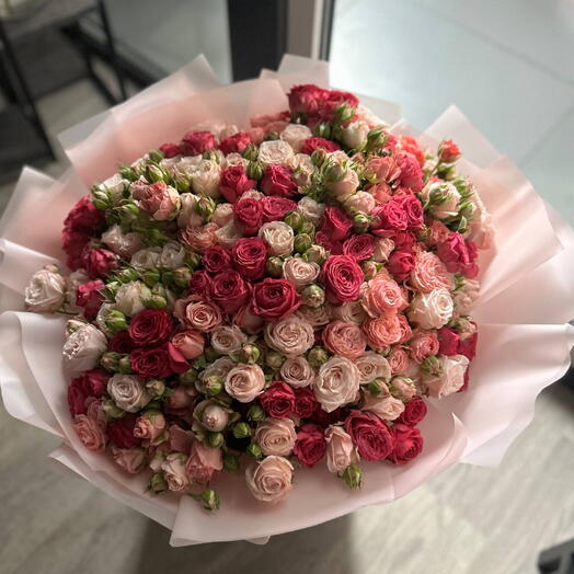 Огромный букет из 51 кустовой розы