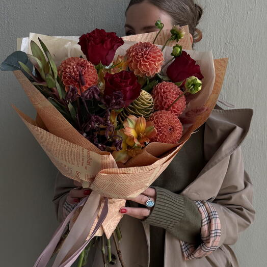 Букет с красными розами, рыжими георгинами🍂Осенний авторский стойкий букет🤍 С доставкой Владивосток