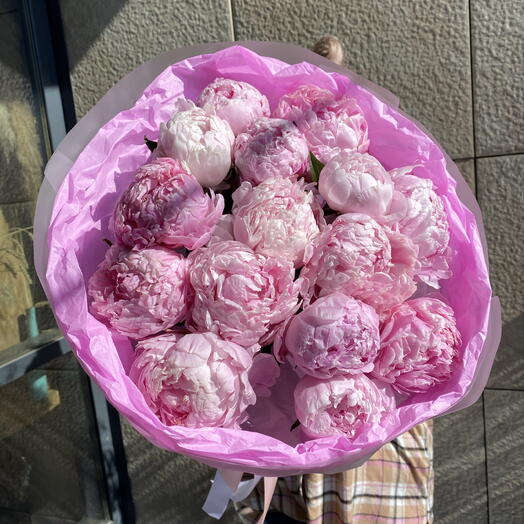 Букет из розовых пионов