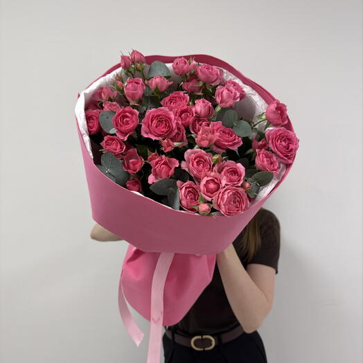 Нежный букет из кустовых роз с эвкалиптом🌸