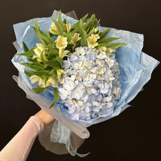 Голубая гортензия с альстромериями