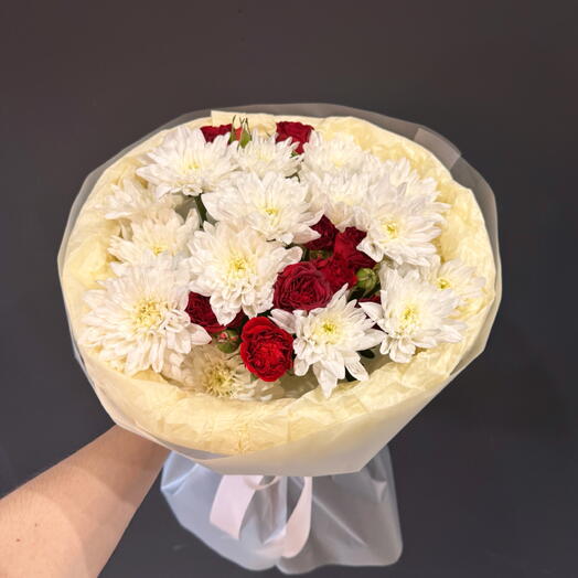 Букет из хризантем и кустовых роз красных