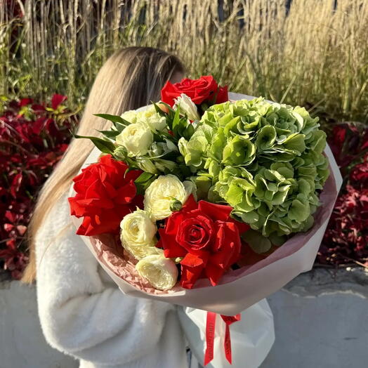 Букет "Осенняя сказка" из французских роз, гортензии, розы кустовой и альстромерий