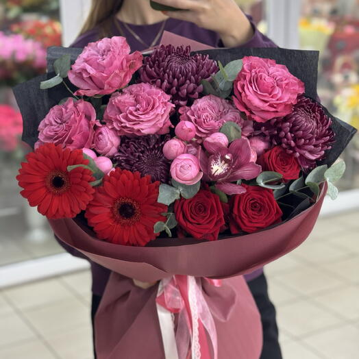 Букет темный с красными розами