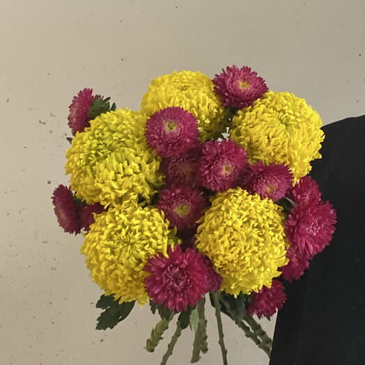 Яркий букет дуэт с желтыми крупными хризантемами и кустовыми астрами 🌺
