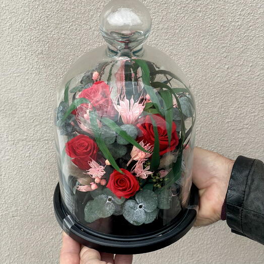Композиция со стабилизированными розами а стеклянном куполе клош, подарочный пакет