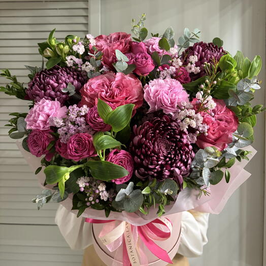 Хризантема Бигуди и Пионовидные розы, композиция в подарочной коробке 🌸