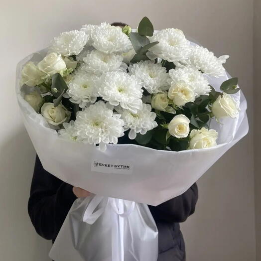 Букет из белых хризантем и кустовых белых роз