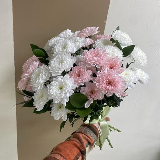 Букет из хризантем и рускуса