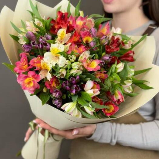 Радуга в одном букете 🌈💐 Великолепные оттенки альстромерий действительно ослепляют своей красотой