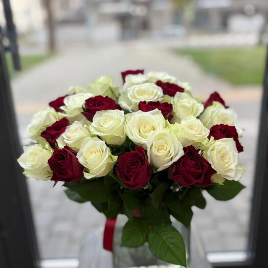 Монобукет из 25 бело- красных роз