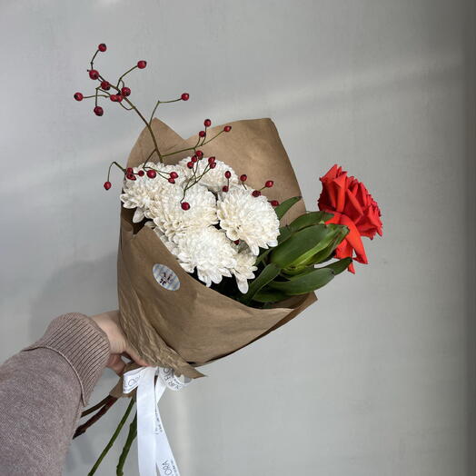 Букет комплимент с красной розой