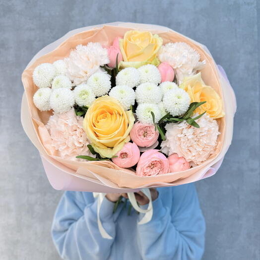Букет из роз, помпонов и гвоздик на День рождения 💕