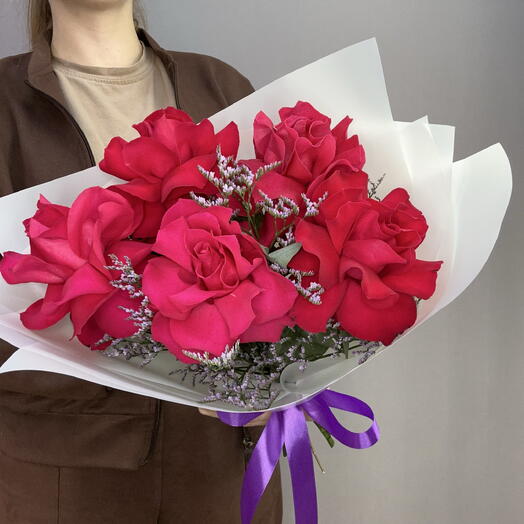 Букет - комплимент французские малиновые розы