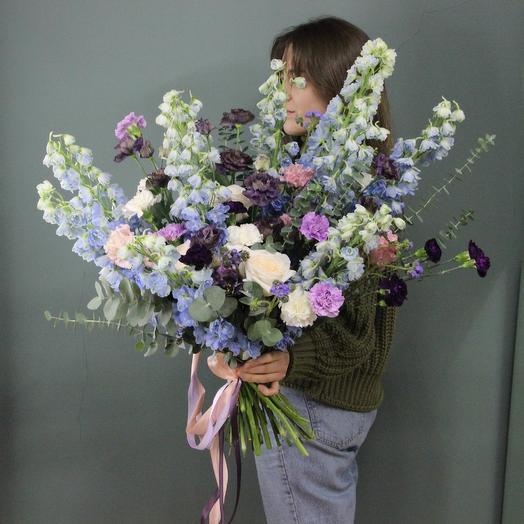 Голубой дельфиниум, пионовидные розы и эустома - Заказать букет цветов с доставкой