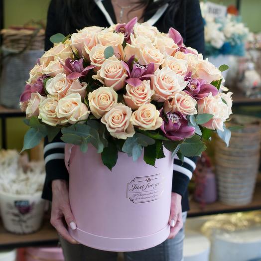 Hatbox with flowers " Iraida"