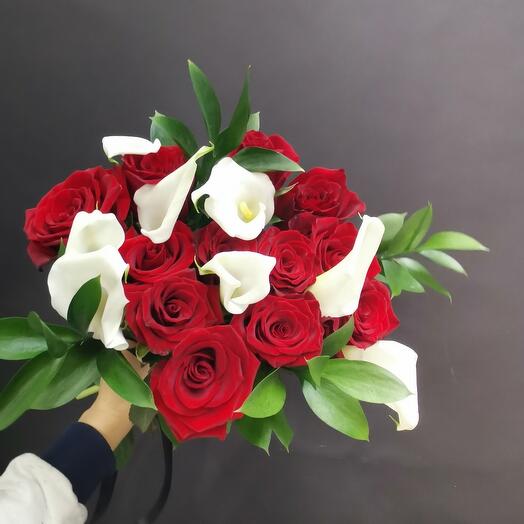 Composición de rosas y callas