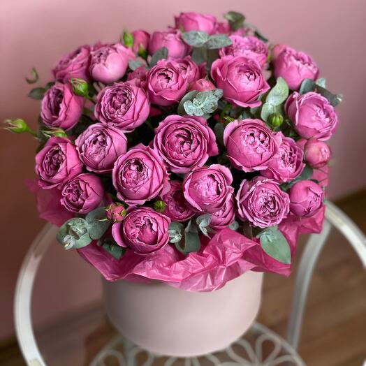 Caja de rosas de peonía y eucalipto