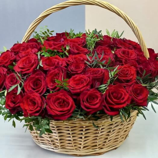 Корзина с цветами из 101 розы