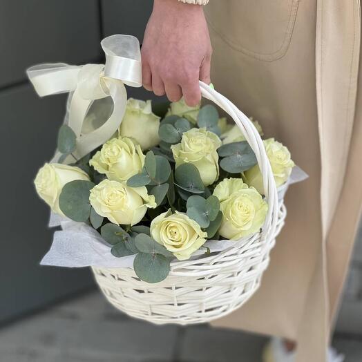 Корзина с белой розой