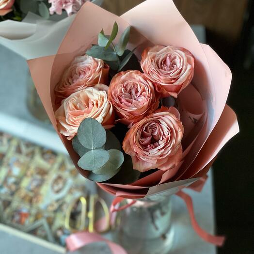 Mono bouquet of varietal roses