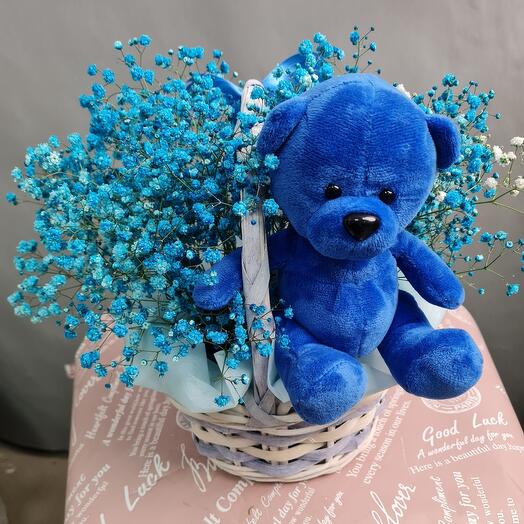 Cesta con gypsophila y oso de peluche