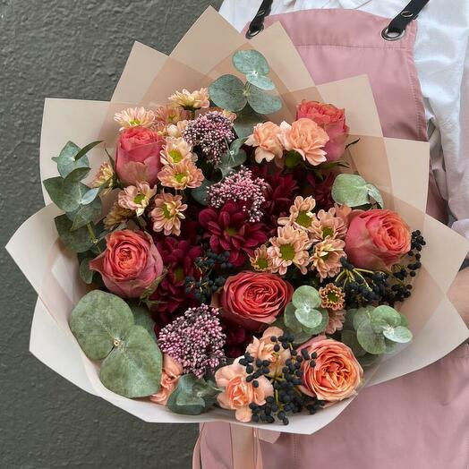 Ramo de autor De Crisantemo rojo y rosas de peonía de Coral