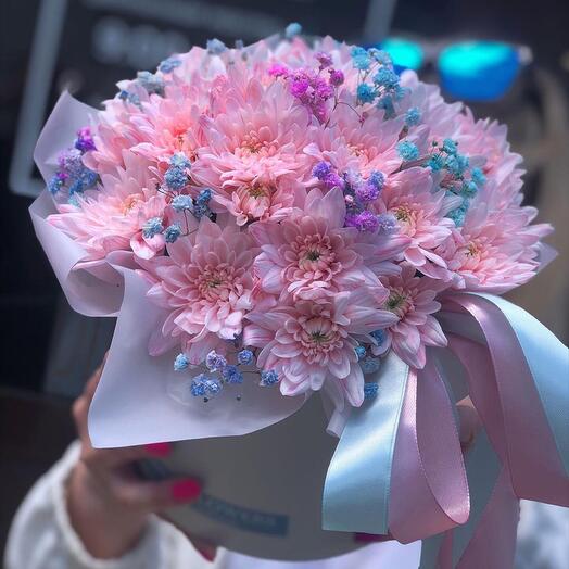 Нежно розовая хризантема и радужная гипсофила 💞