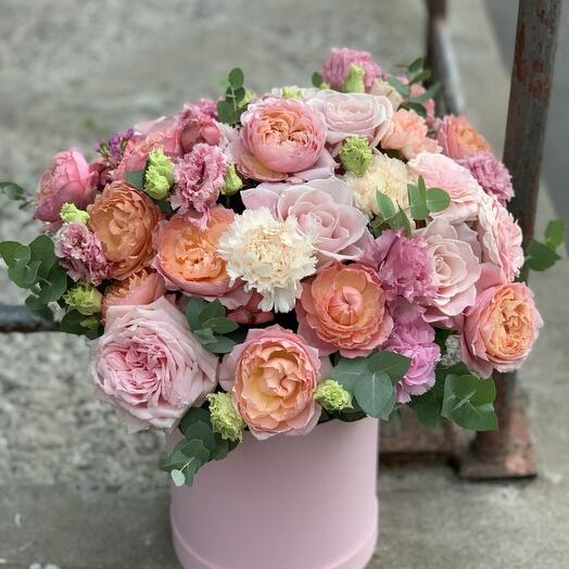 Нежная шляпная коробка с пионовидными розами