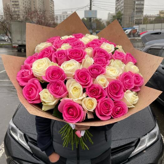 Букет из белых и розовых роз 51