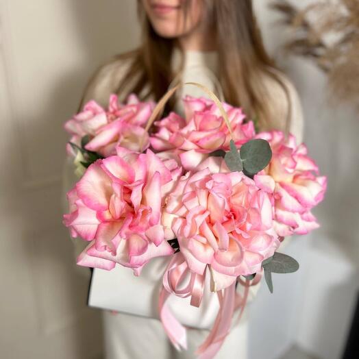 Цветы в сумочке ‘ розовые ажурные розы ‘