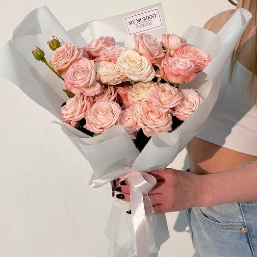 Букет из розовых кустовых пионовидных роз