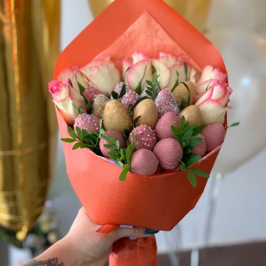 Fresas cubiertas de chocolate con rosas