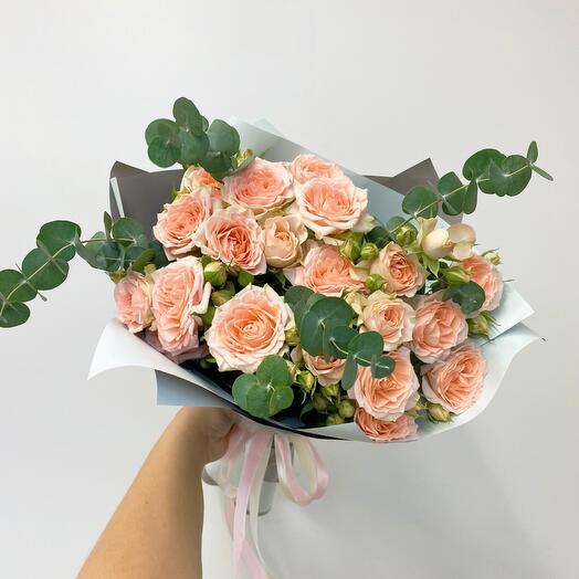 Ramo de rosas peonías con eucalipto fragante
