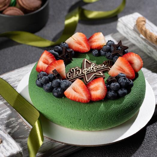 Торт на 23 Февраля с декором из ягод