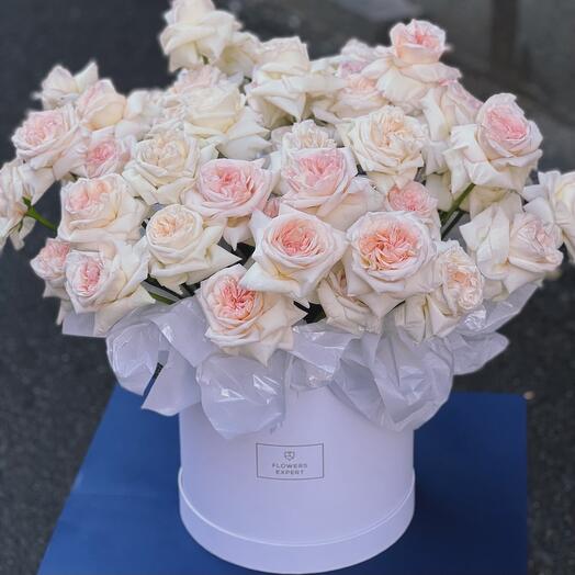 Composition in a hatbox of 51 fragrant peony-shaped roses