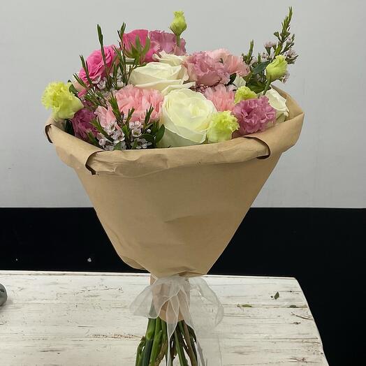 Букет из роз и лизиантуса