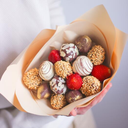 «Ferrero Rocher» букет из свежей клубники в бельгийском шоколаде 15 штук