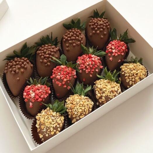 Conjunto de fresas cubiertas de chocolate