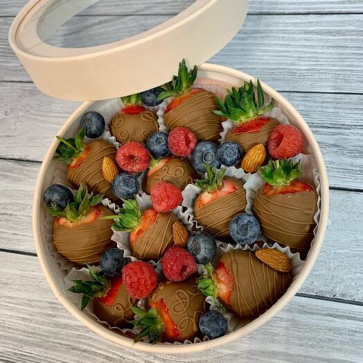 Fresas cubiertas de chocolate con bayas